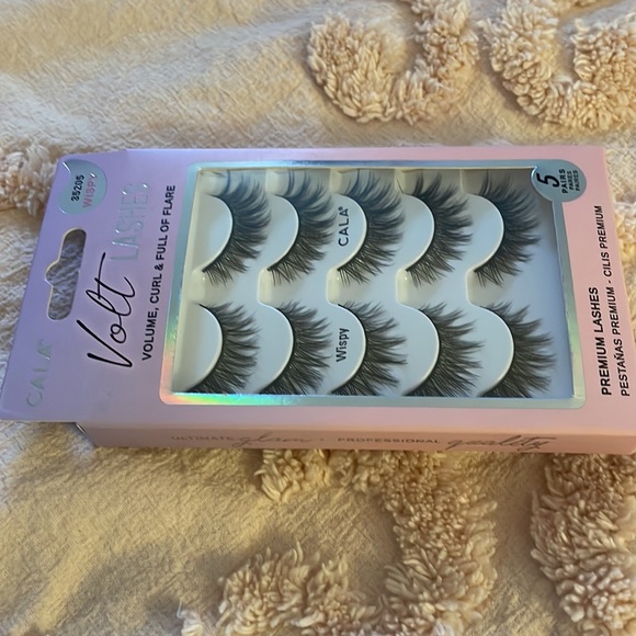 Premium Volt Lashes in style Wispy - Picture 4 of 5